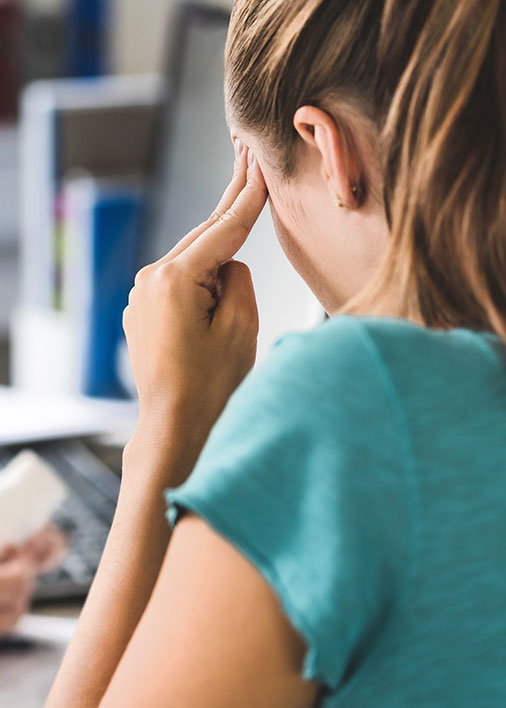 Jeune femme atteinte de migraine dans le bureau du médecin