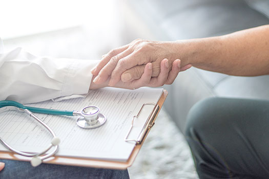 main d'un médecin qui tient celle d'un patient