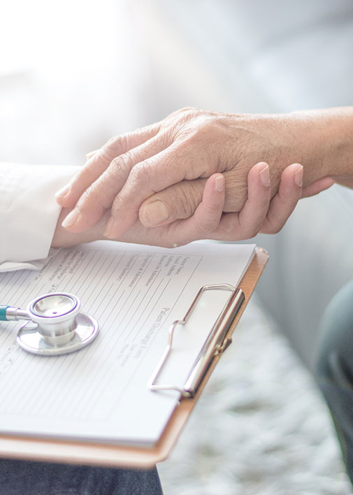main d'un médecin qui tient celle d'un patient