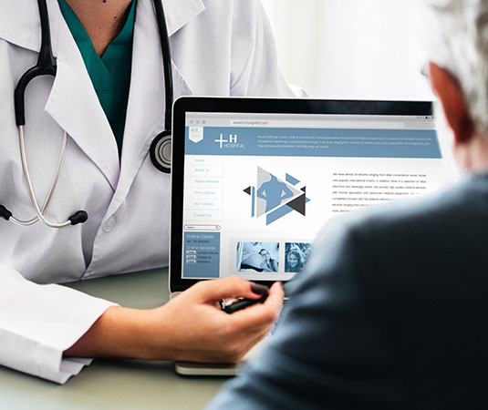 Femme médecin qui donne des informations à un patient sur un site Web